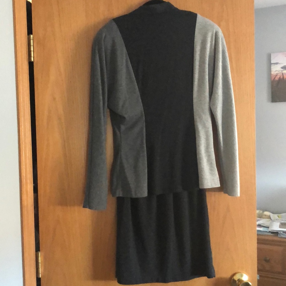 Knit 2-piece suit.